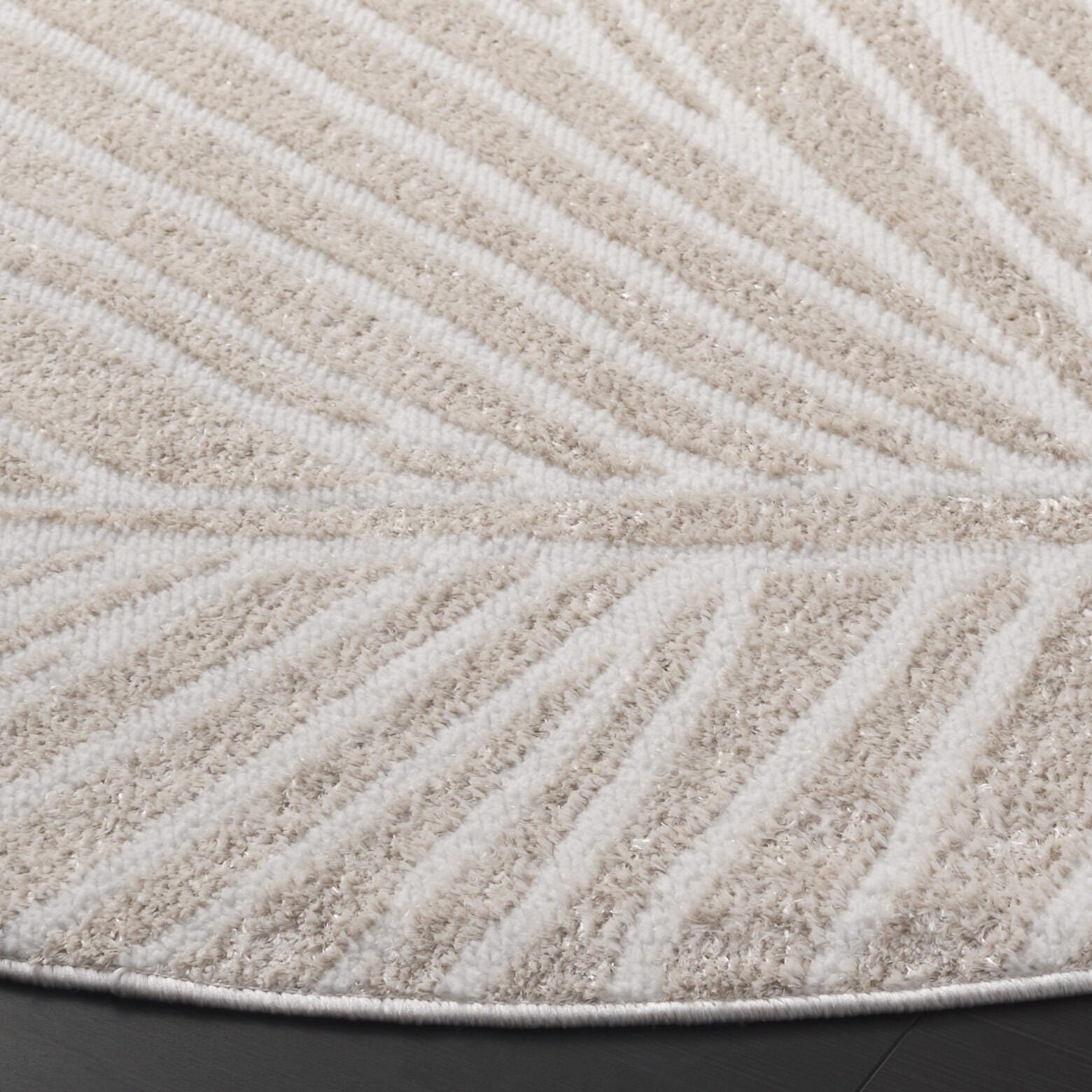 Safavieh Maya 5' 3" x 7' 6" Area Rug, Ivory, large