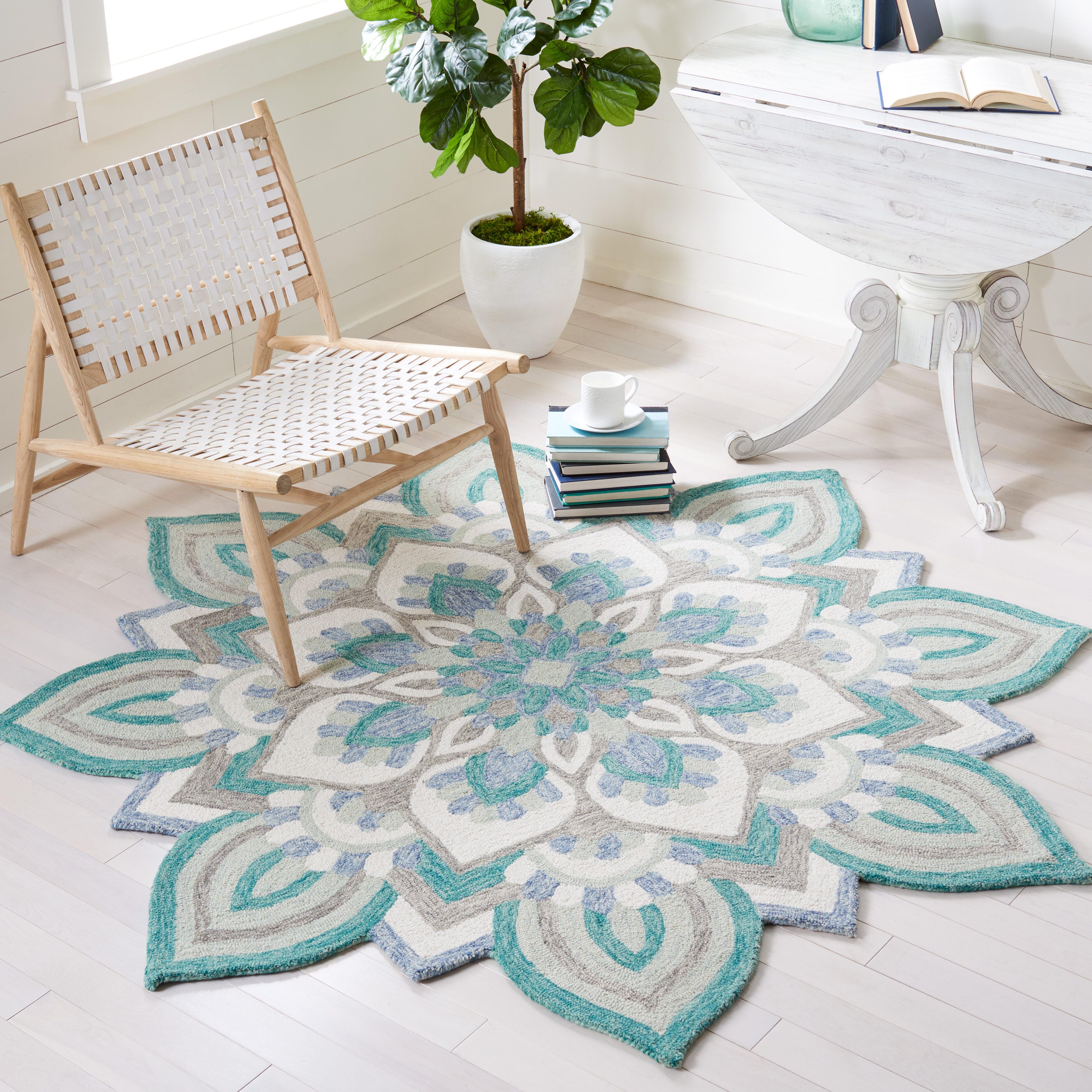 Safavieh Novelty Collection Hadil 3' x 3' Round Rug, Blue/Ivory, rollover