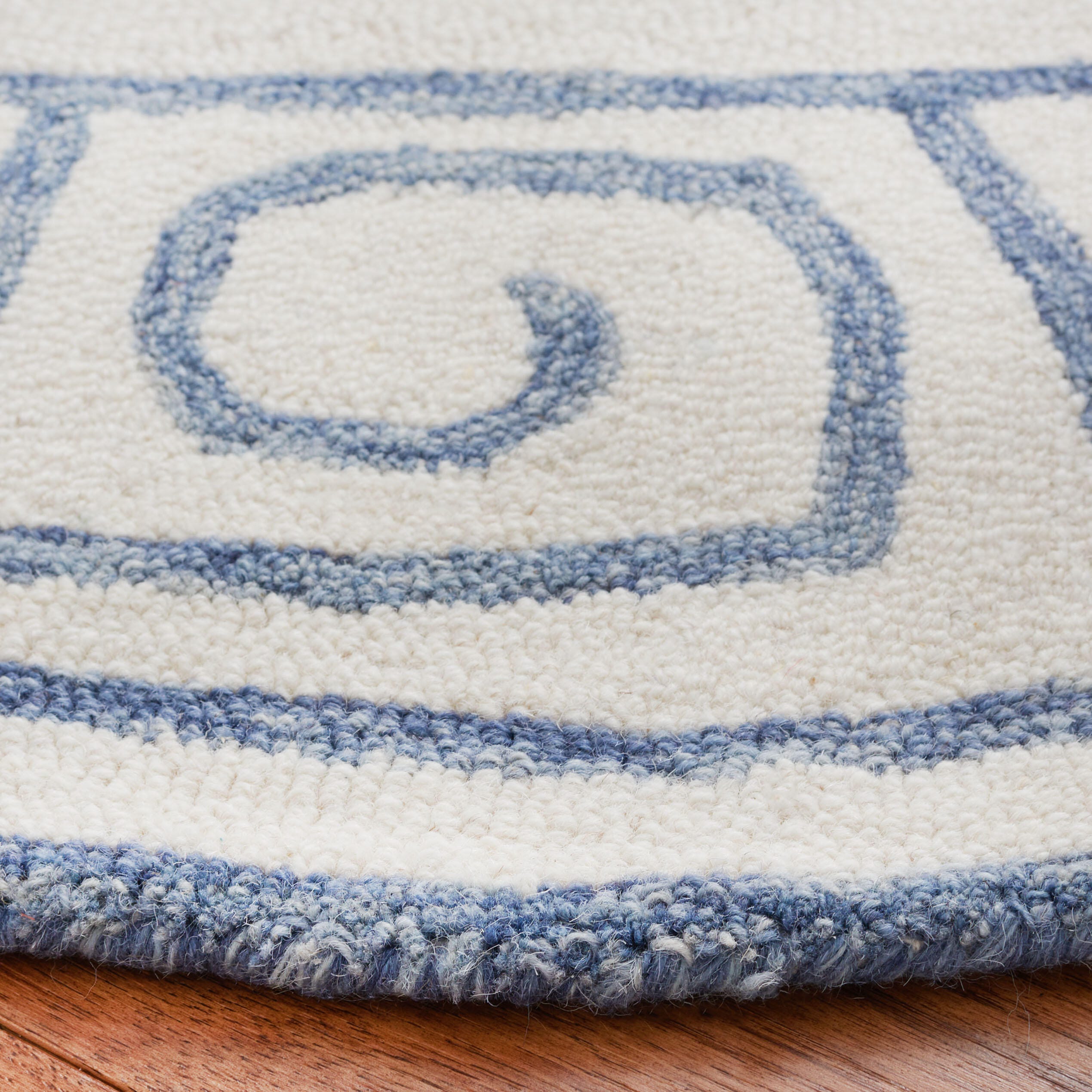 Safavieh Novelty Collection Christhild 4'6" x 6'6" Oval Rug, Ivory/Blue, large