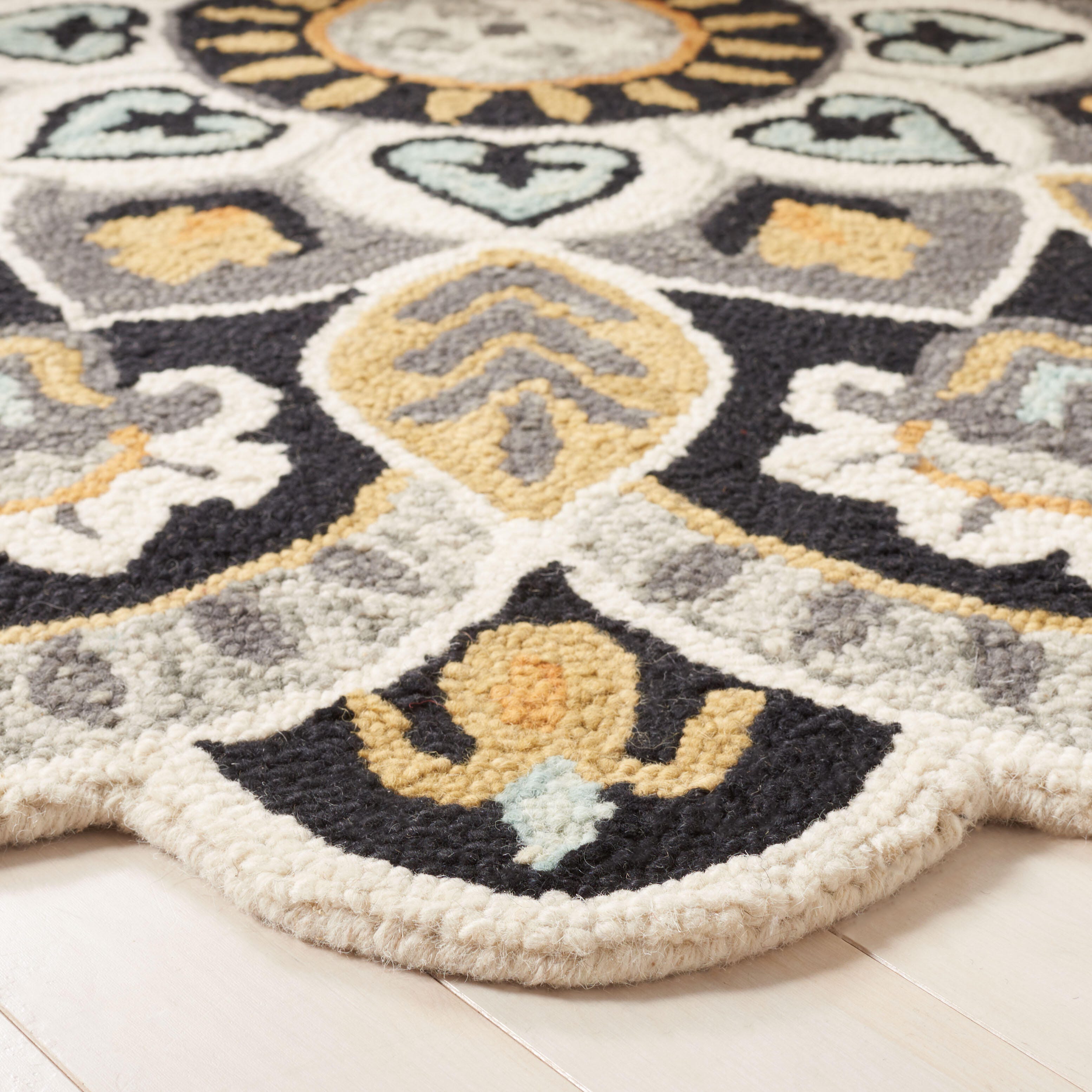 Safavieh Novelty Collection Urtza 12' x 12' Round Rug, Ivory/Black, large