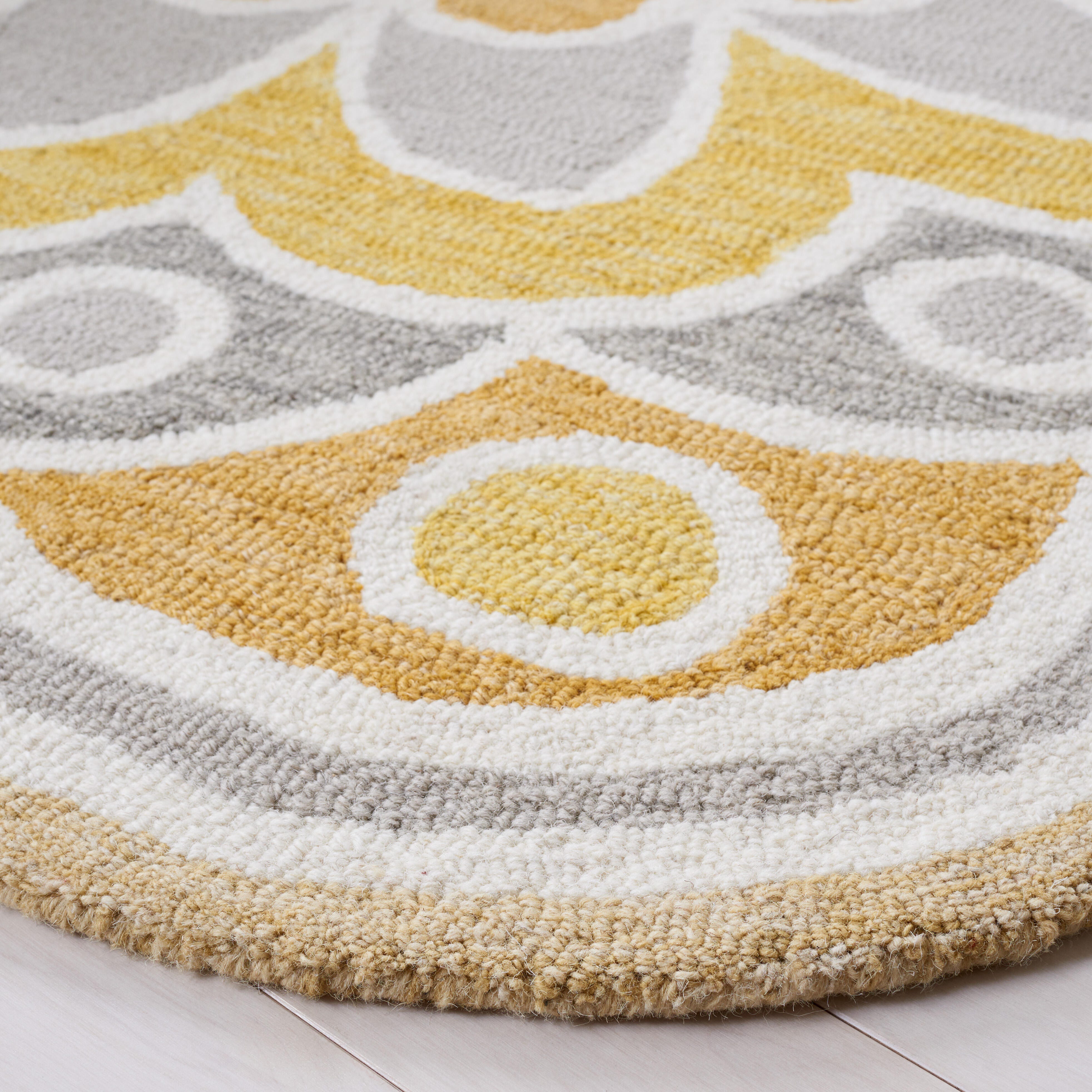 Safavieh Novelty Collection Nidhi 5' x 5' Round Rug, Gray/Gold, large