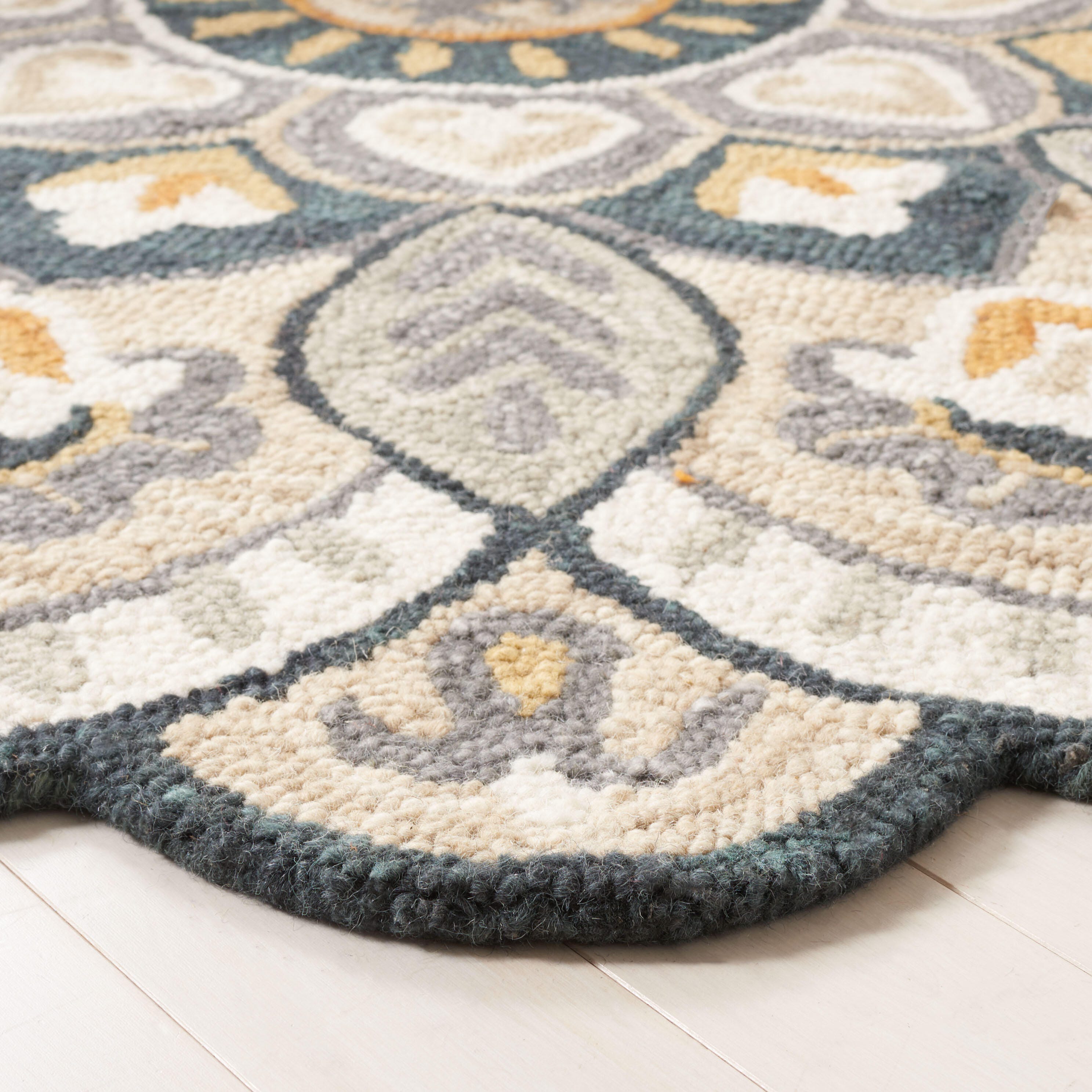 Safavieh Novelty Collection Urtza 10' x 10' Round Rug, Beige/Navy, large