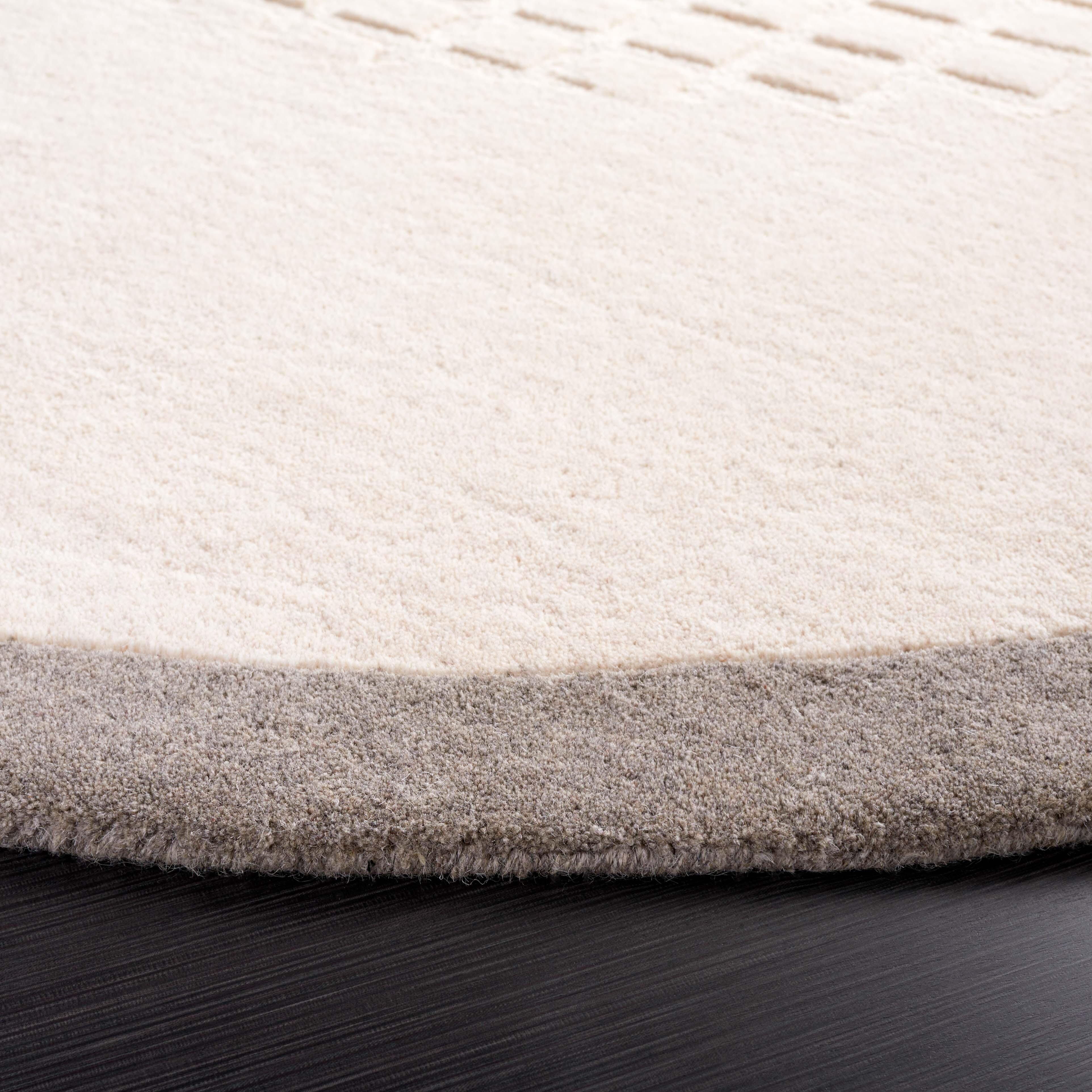 Safavieh Novelty Collection Urta 4' x 4' Square Rug, Gray/Ivory, large