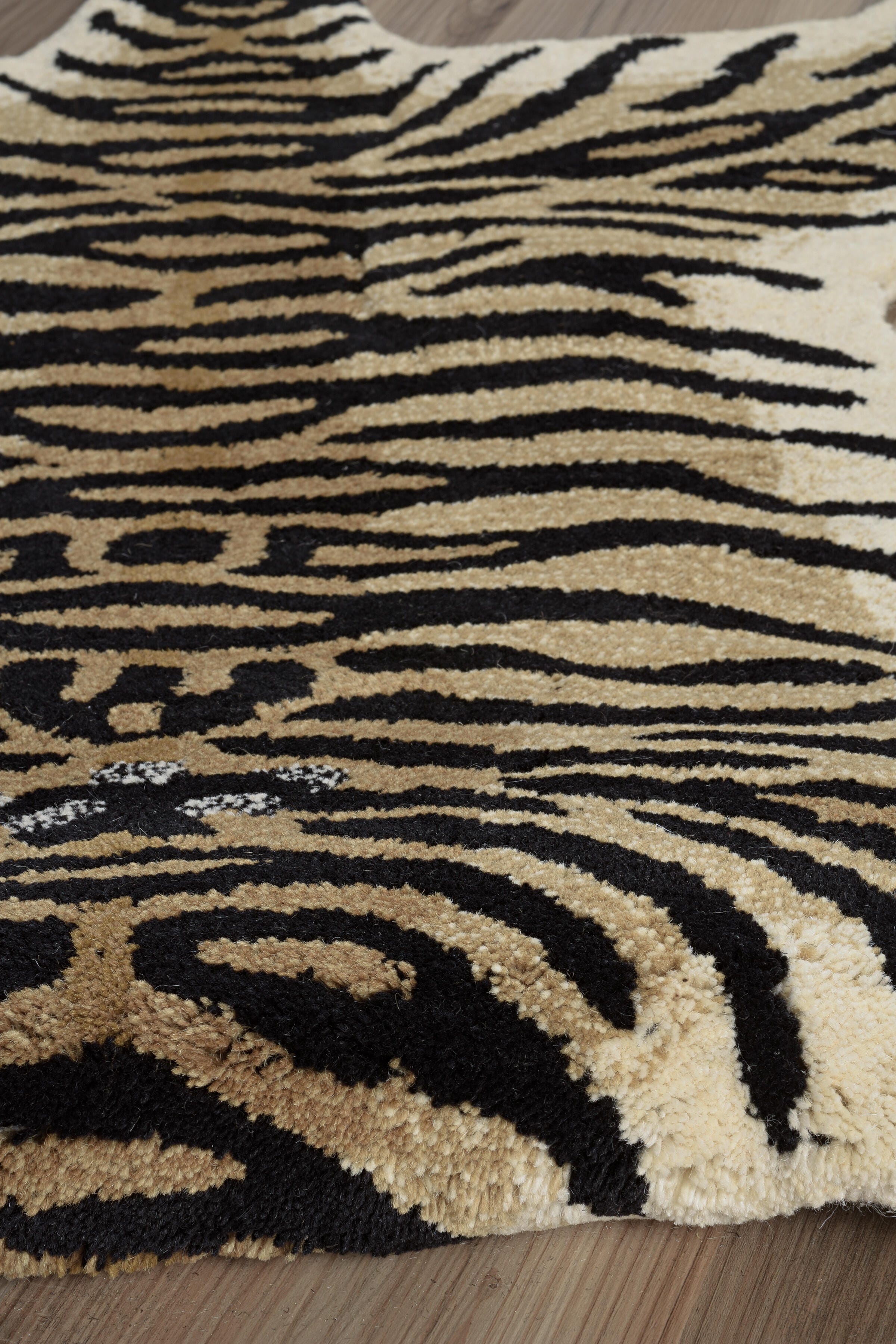 Linon Jungle Tiger 2' X 3' Accent Rug, Beige/Black, large
