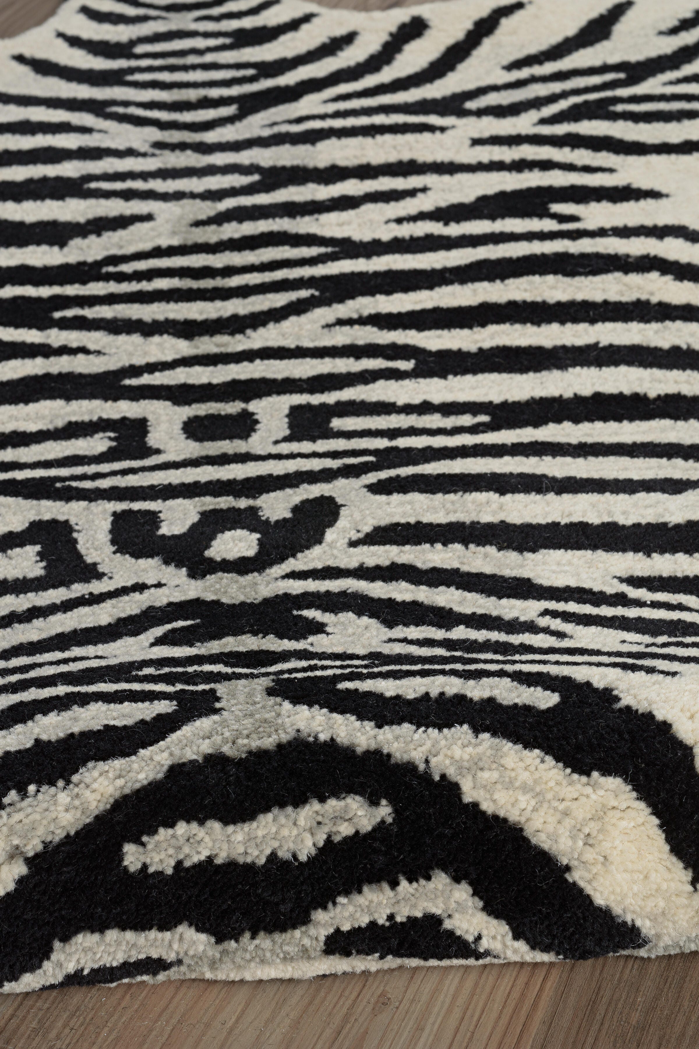 Linon Jungle Tiger 2' X 3' Accent Rug, White, large