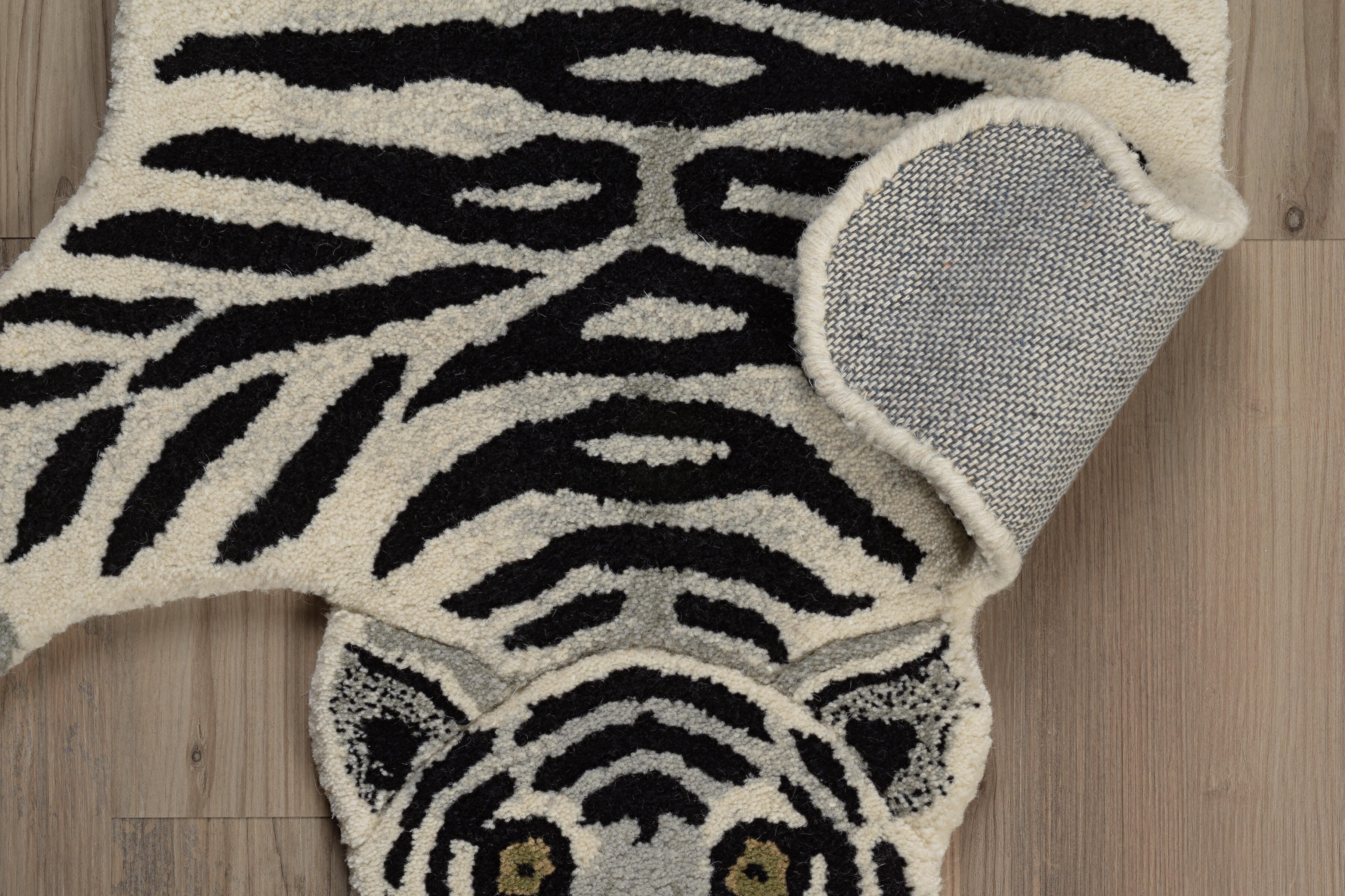 Linon Jungle Tiger 2' X 3' Accent Rug, White, large