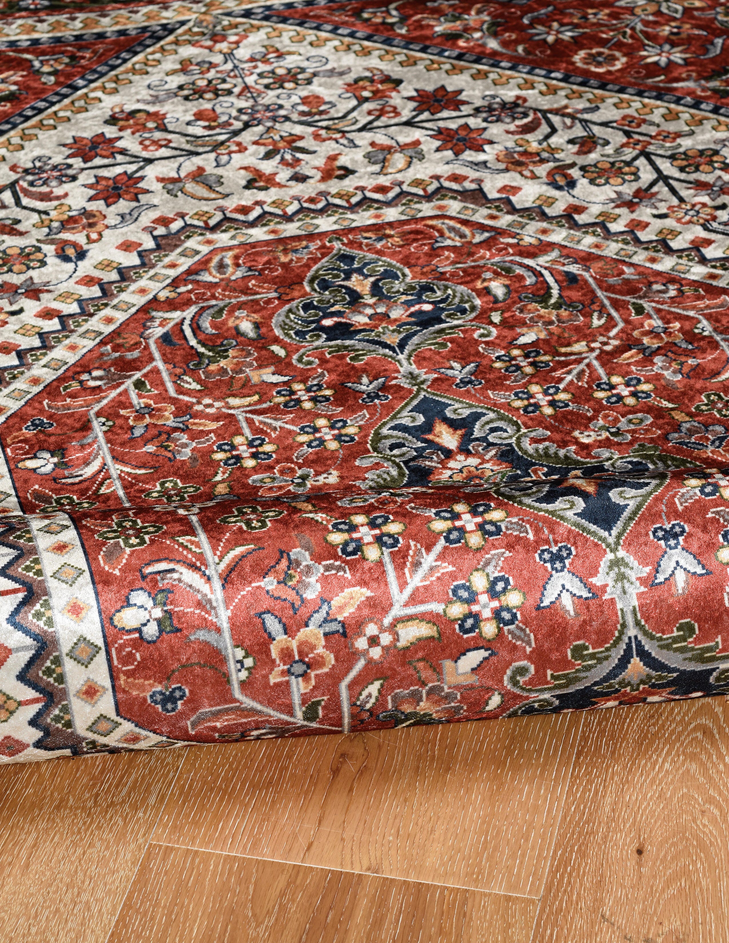 Linon Emerald Bayer 2'2" x 3'2" Area Rug, Red, large