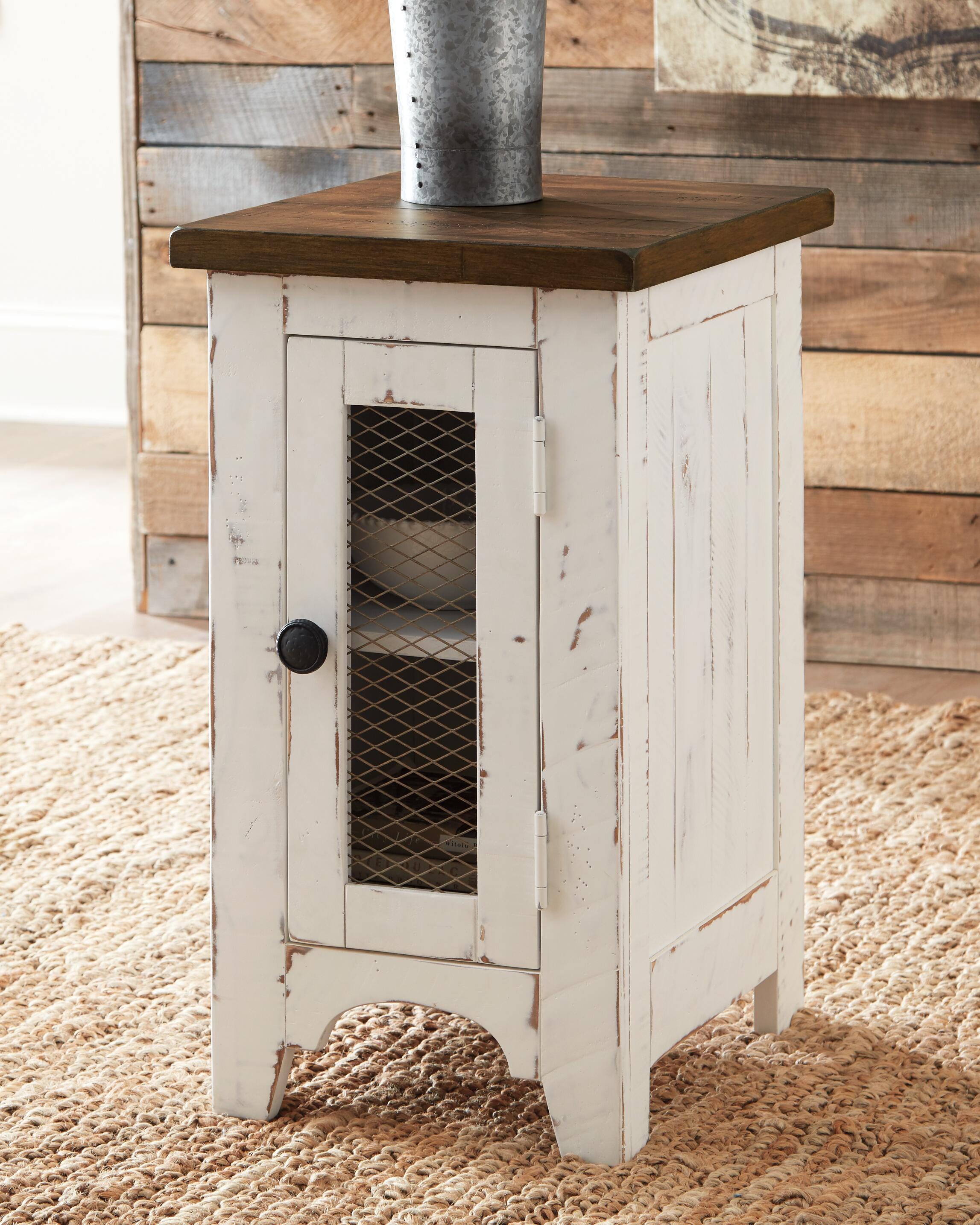 Wystfield Chairside End Table - image 1