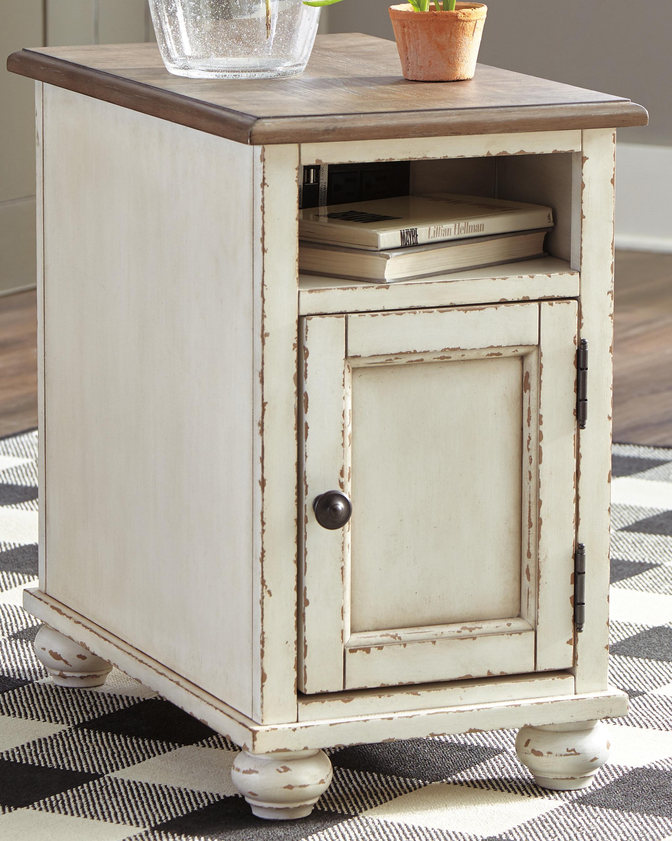 Realyn Chairside End Table - image 1